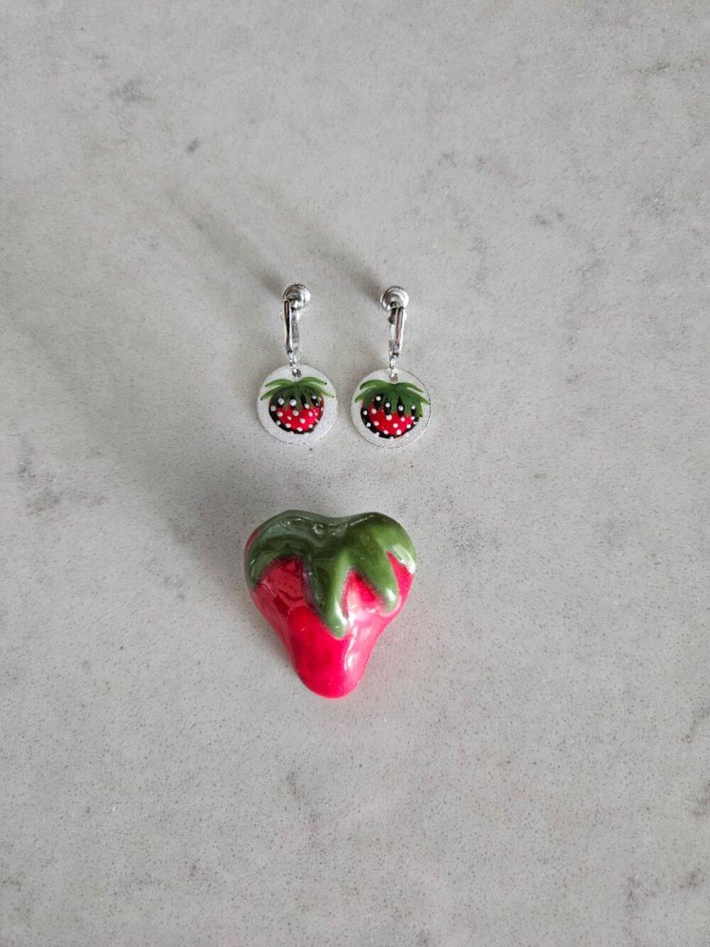 VINTAGE SET OF SILVER STRAWBERRY SCREW-BACK EARRINGS & STRAWBERRY CERAMIC BROOCH